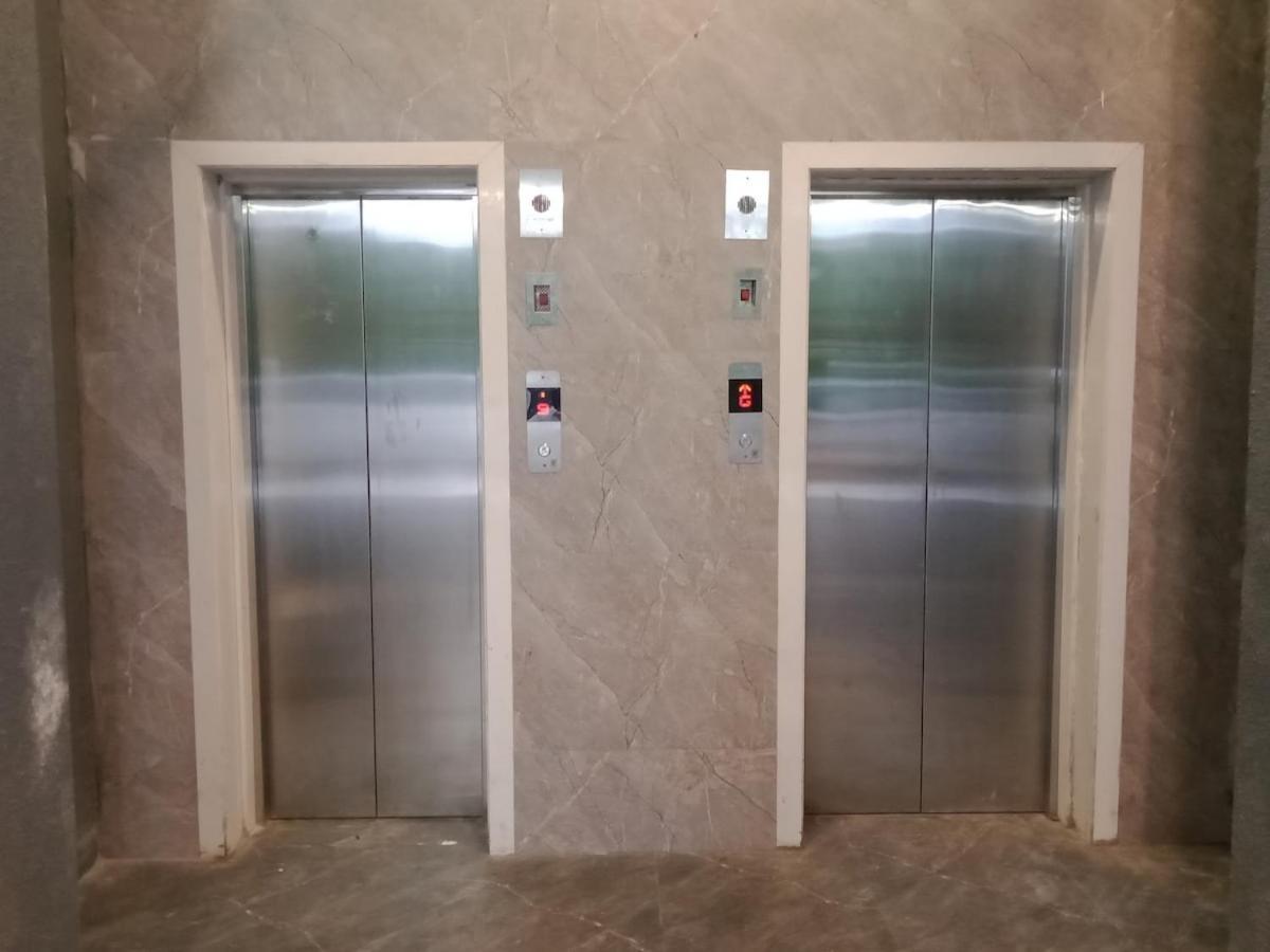 Apartament 1bhk - Royale And Close By Airport